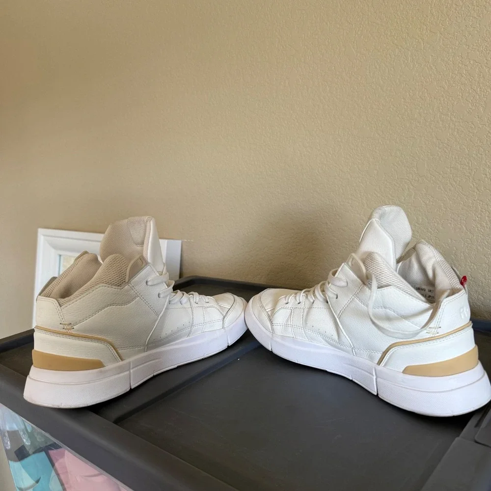 On Cloud The Roger Hi Sneakers Womens Size 9 White Sand Good High Top CloudTec